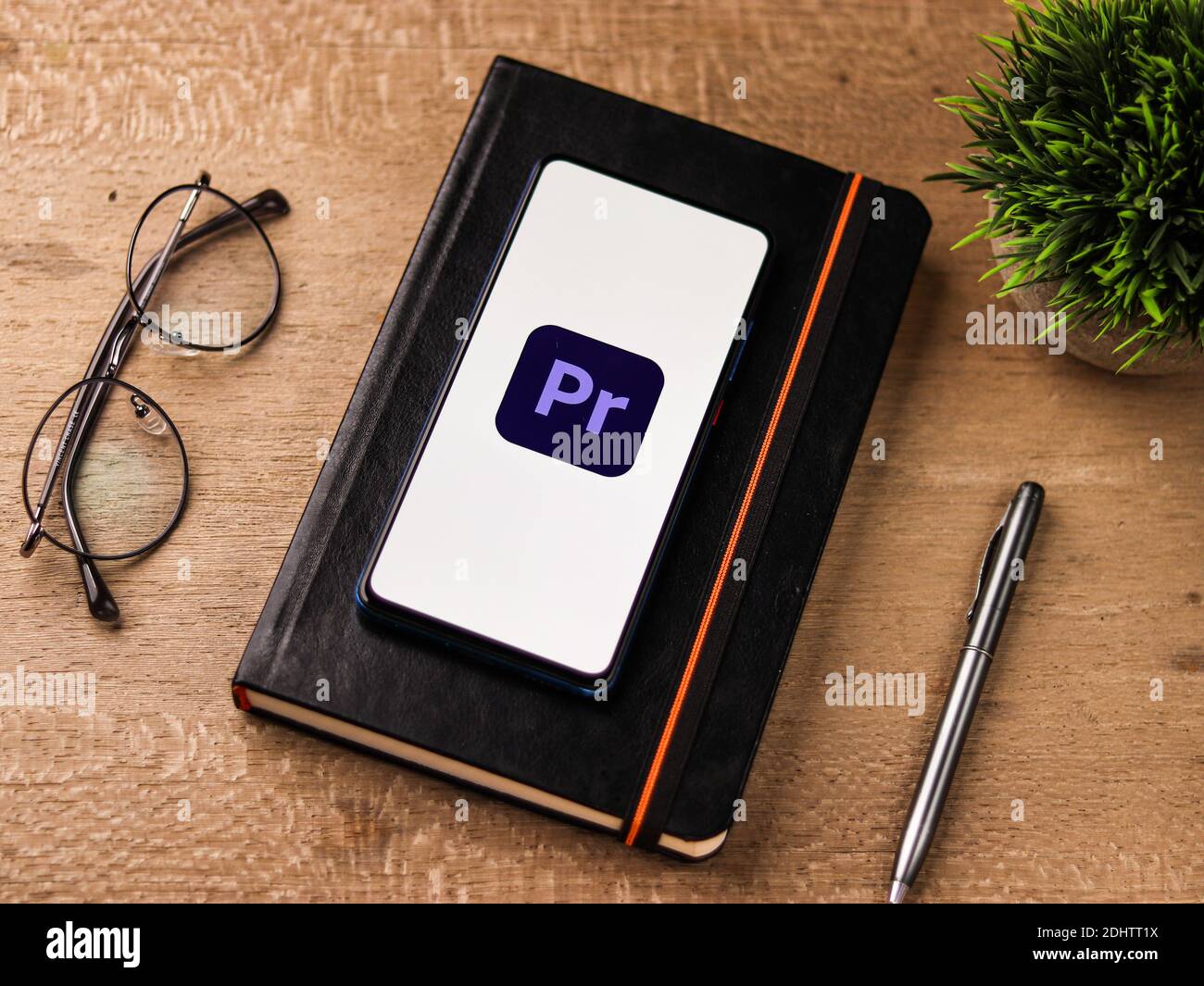 Assam, indien - 20. Dezember 2020 : Adobe Premiere Pro-Logo auf Handy-Bildschirm Stock Bild. Stockfoto