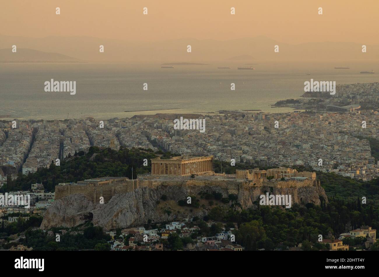 Die antike Akropolis und Parthenon vom Lycabettus-Hügel im Zentrum Athens gesehen - Foto: Geopix Stockfoto