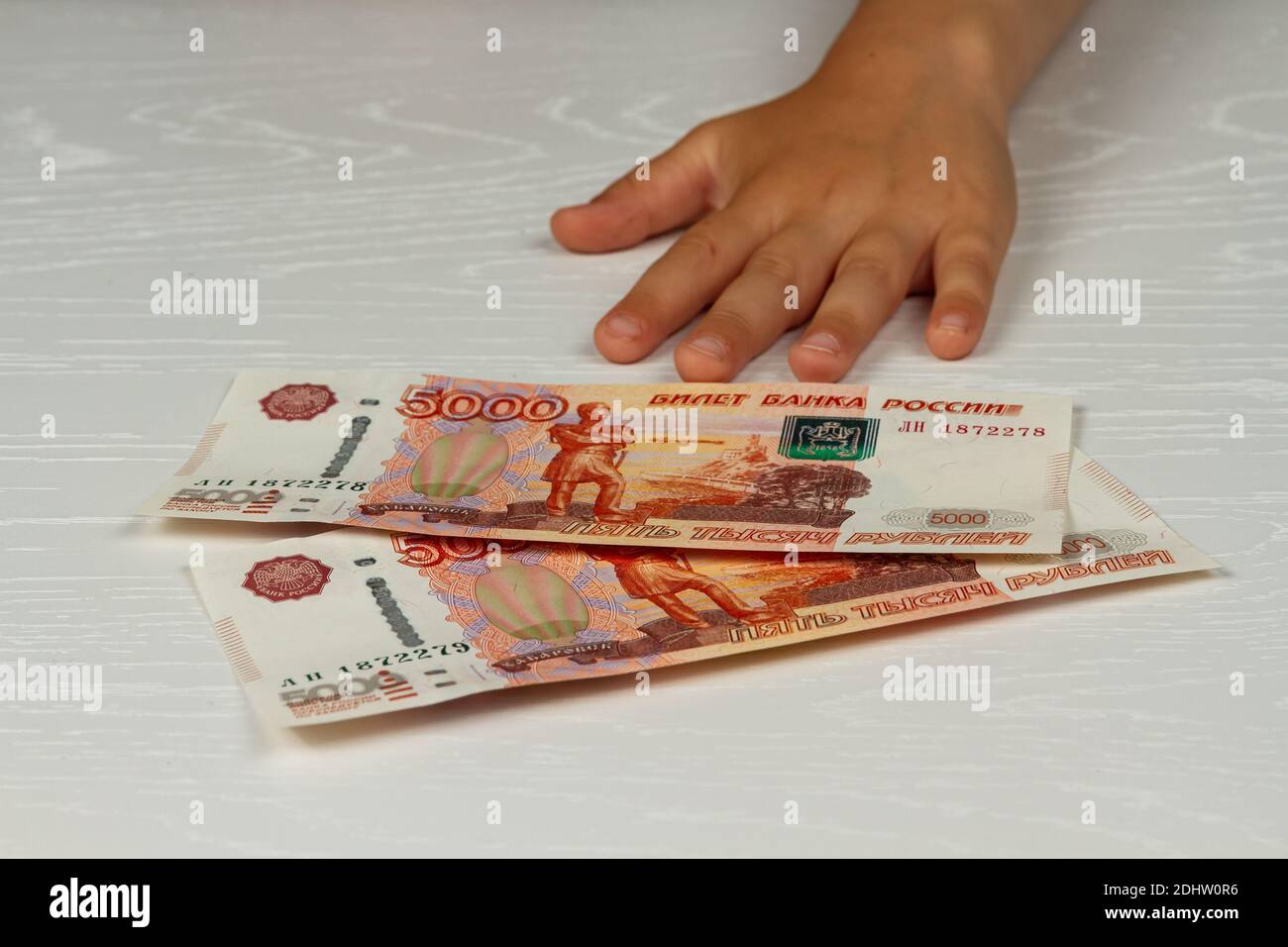 Das Kind erhielt Geld vom Staat während des Coronavirus Punkt Stockfoto