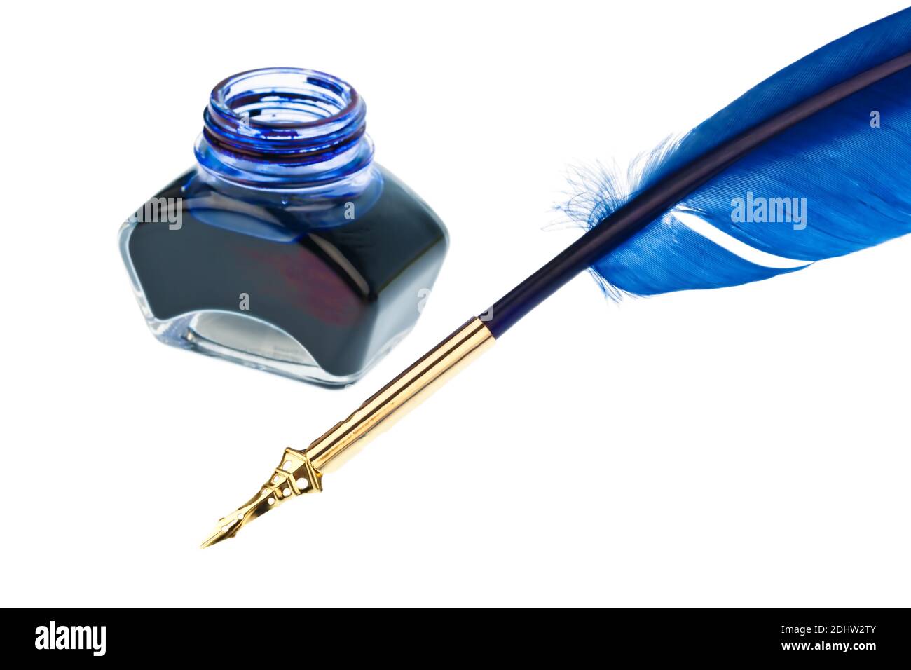 Eine blaue Schreibfeder mit einem Tintenfass auf weissem Hintergrund Stockfoto
