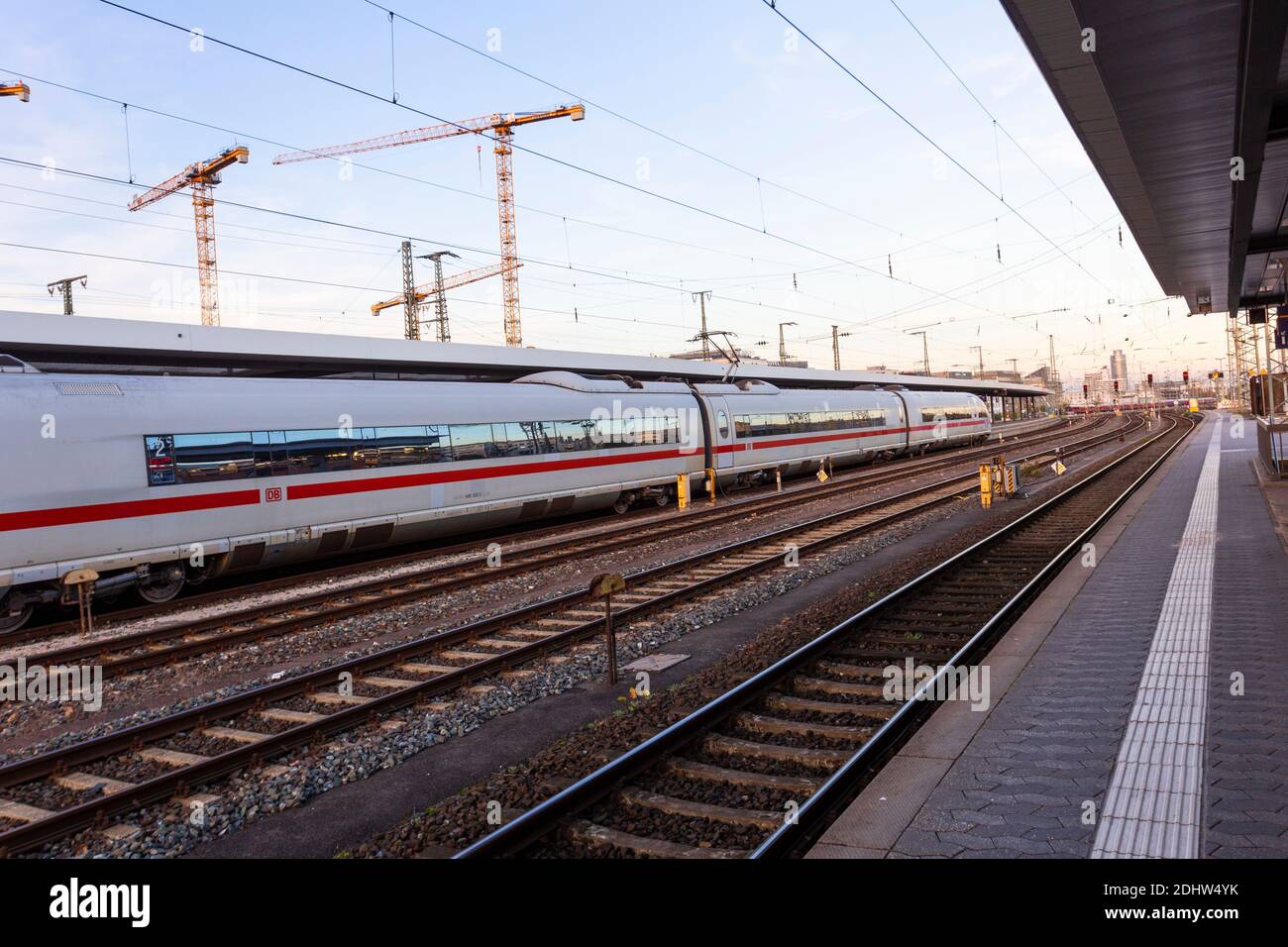 Die Züge halten am Nürnberger Hauptbahnhof. Hauptbahnhof, Haupteingang. Stockfoto