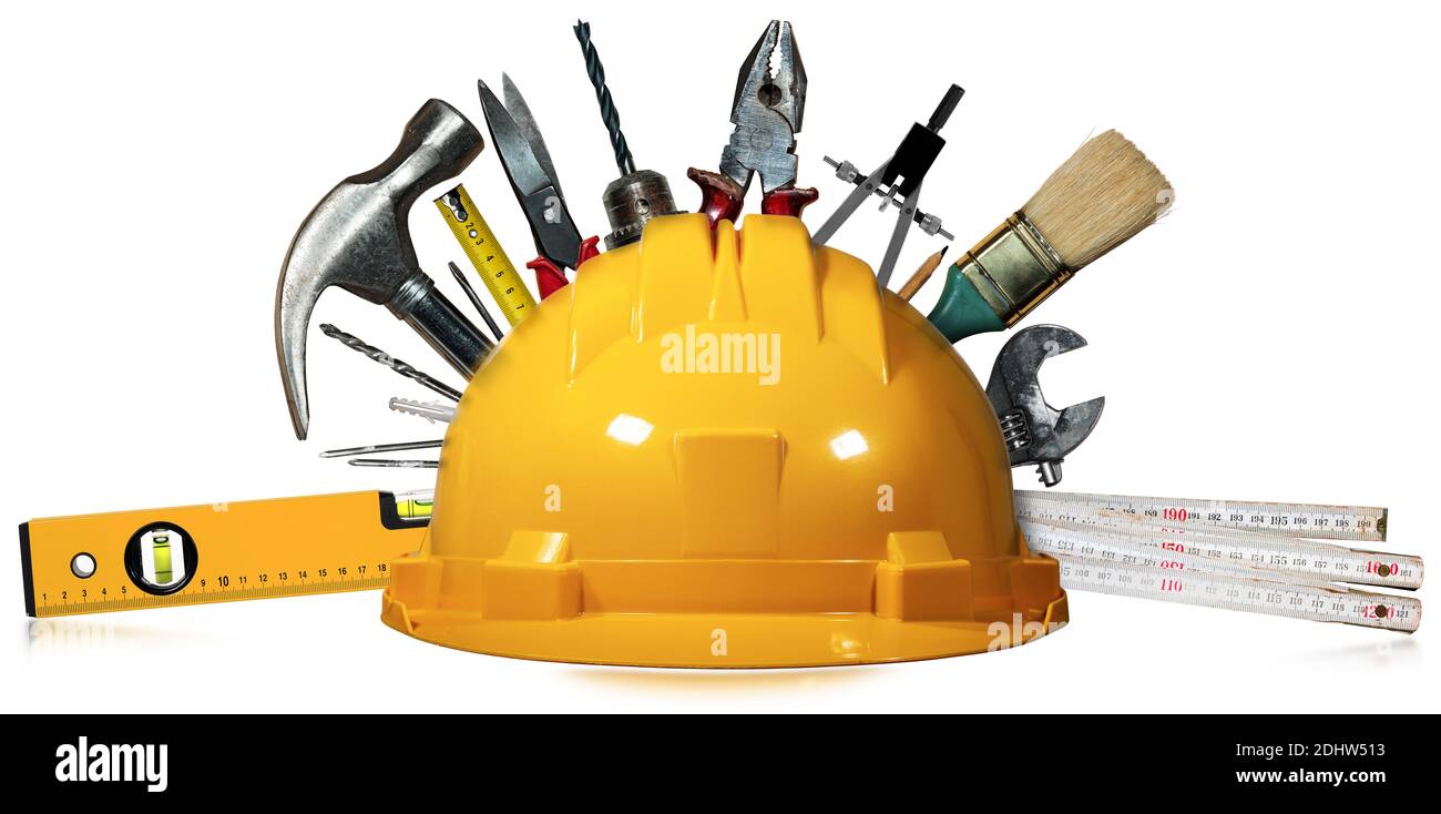 Gelb und orange Schutzhelm mit vielen Arbeitswerkzeugen isoliert auf weißem Hintergrund, Fotografie. Stockfoto