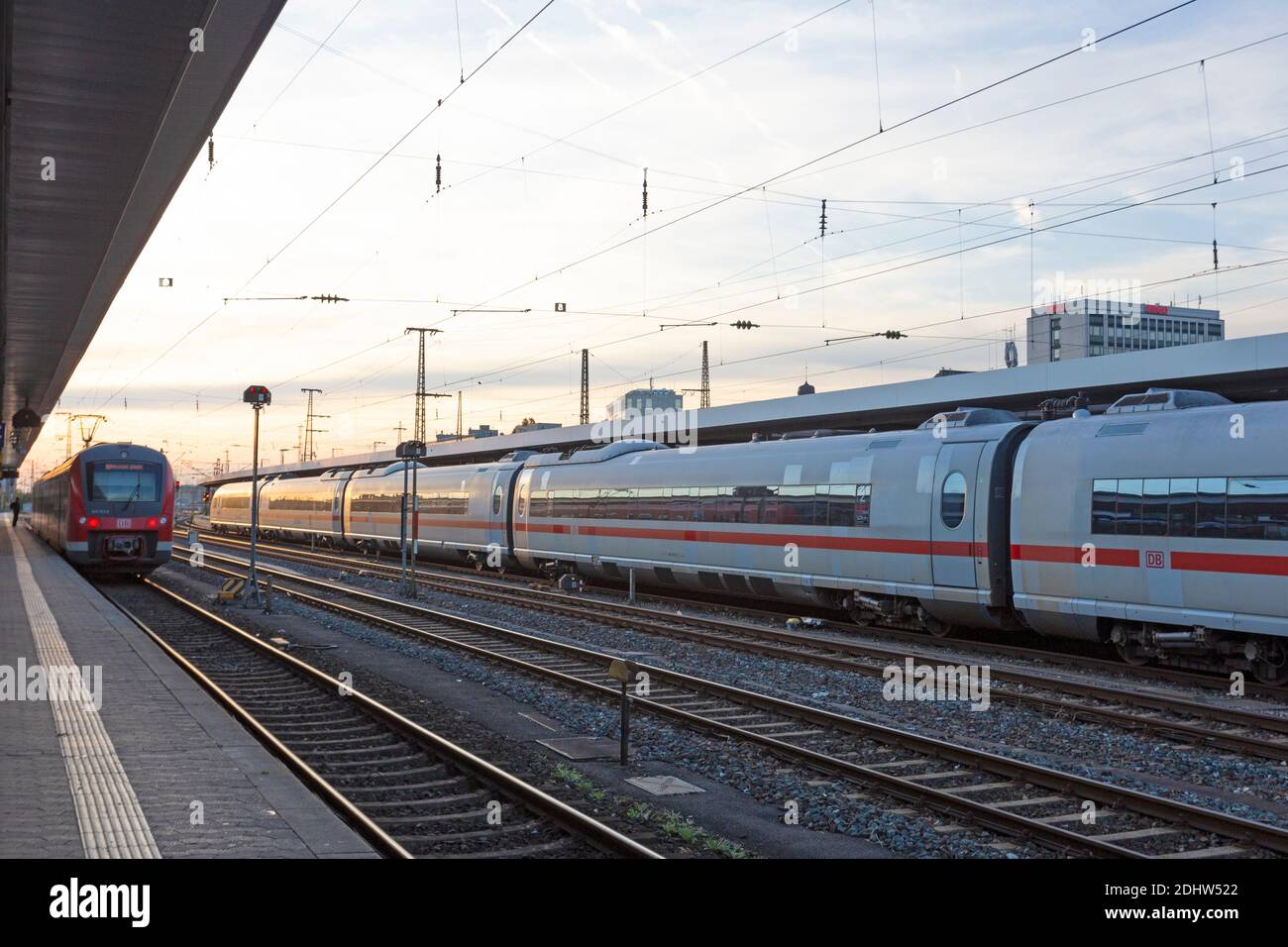 Die Züge halten am Nürnberger Hauptbahnhof. Hauptbahnhof, Haupteingang. Stockfoto