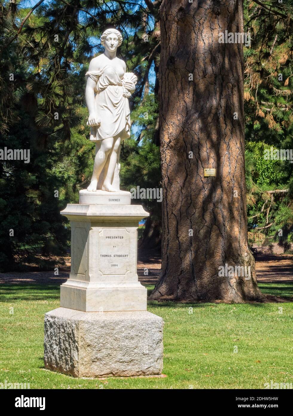 Marmorstatue des Sommers in den Ballarat Botanical Gardens symbolisiert Erntezeit - Ballarat, Victoria, Australien Stockfoto