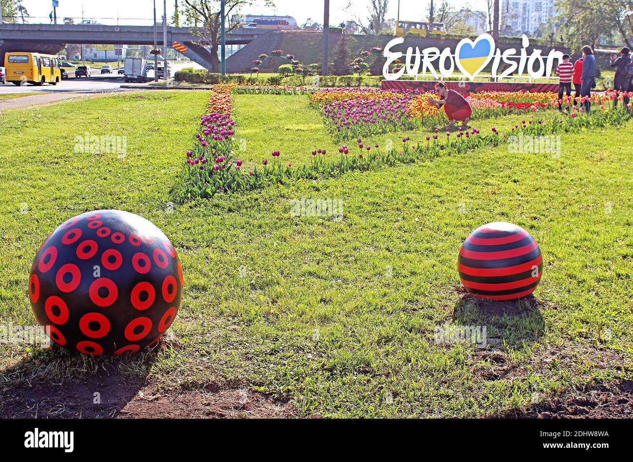 KIEW, UKRAINE - 1. MAI 2017: Offizielles Logo des Eurovision Song Contest 2017 und Bienenwaben auf der Brovarsky Avenue Stockfoto