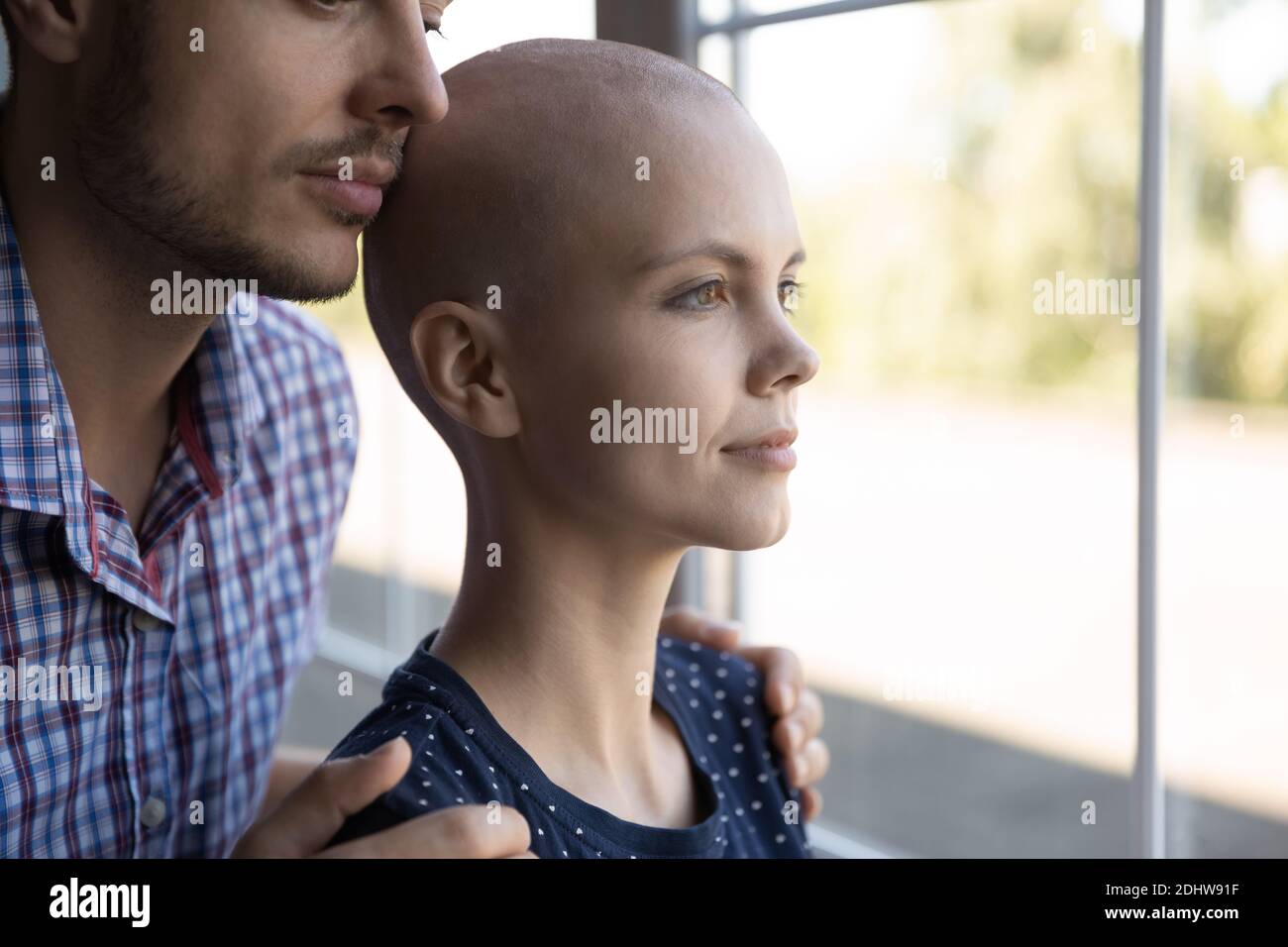 Close up verträumte haarlose Frau und Mann visualisieren Zukunft zusammen Stockfoto