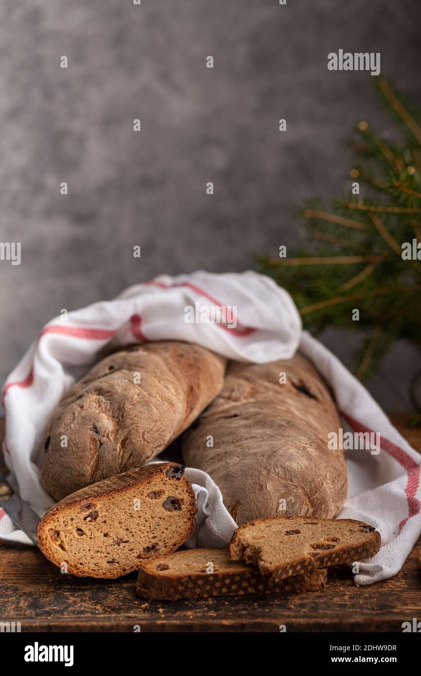 Braunes Brot mit Rosinen. Dieses traditionelle schwedische weihnachtsbrot wird mit Bier und schwedischem Julmust-Soda-Getränk hergestellt. Vertikal mit Kopierbereich oben. Stockfoto