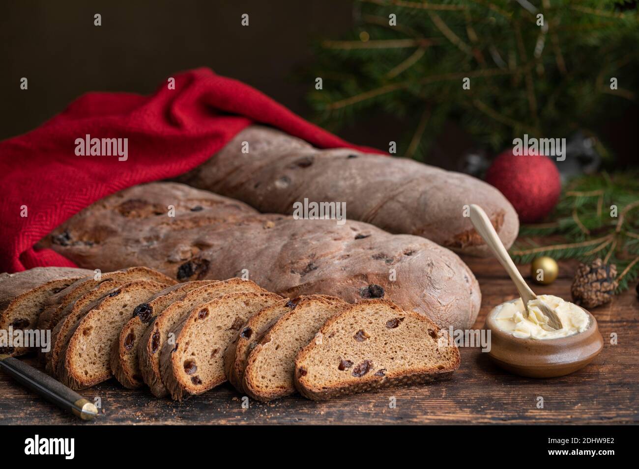 Hausgemachtes schwedisches traditionelles Würzebrot, braunes weihnachtsbrot mit Rosinen. Das Brot wird mit Bier und schwedischem traditionellen Julmestrink hergestellt. Mit c Stockfoto