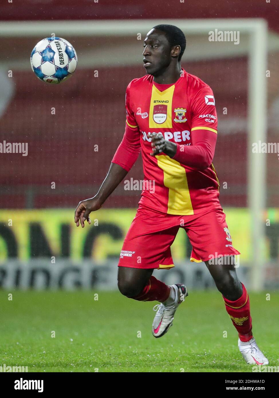 DEVENTER, NIEDERLANDE - DEZEMBER 11: Jacob Mulenga von Schieß los. Eagles, Colin Rosler von NAC Breda während des niederländischen Keukenkampioendivision-Spiels Stockfoto