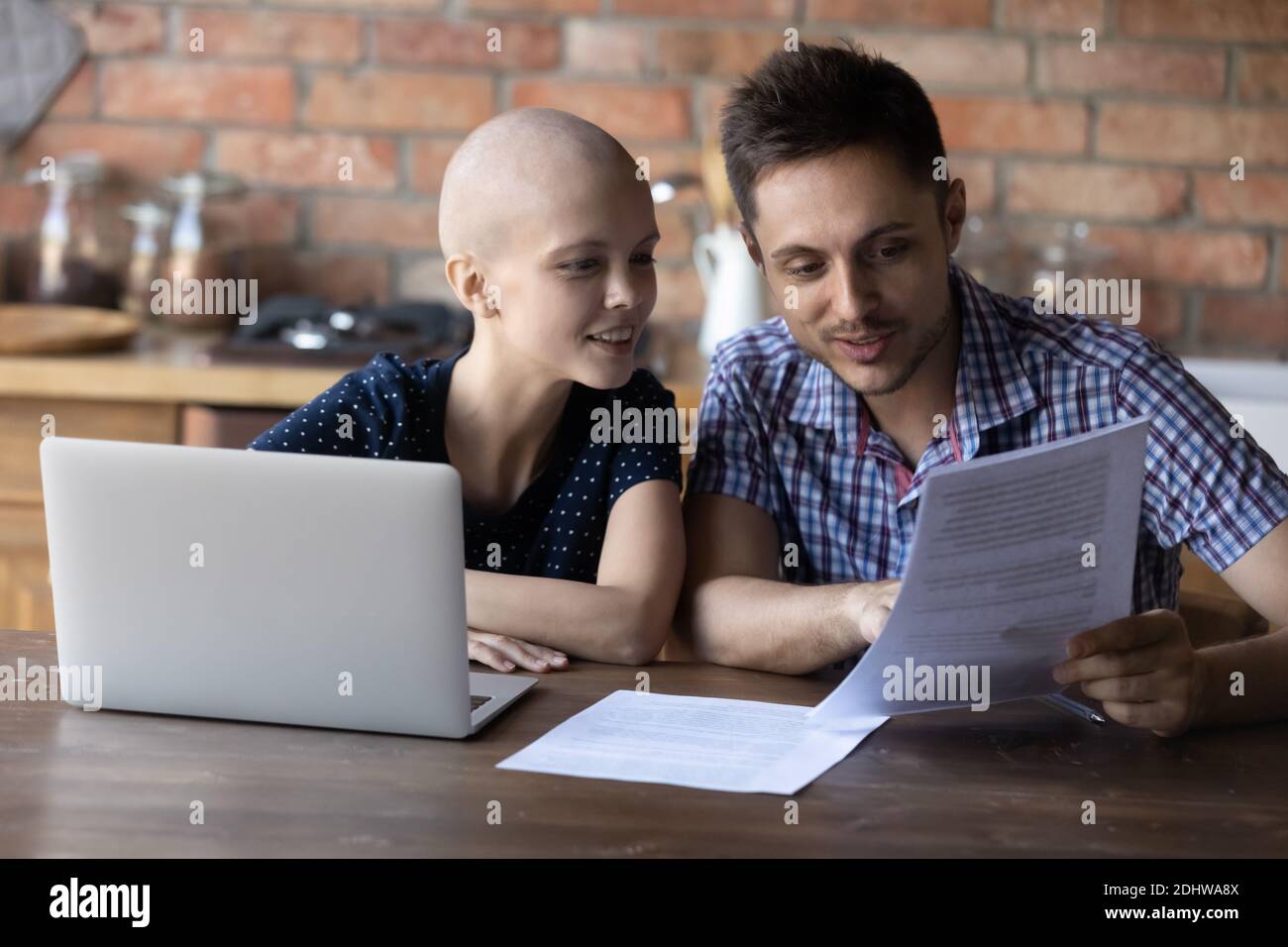 Nahaufnahme glücklich haarlos Frau und Mann lesen gute Nachrichten Stockfoto