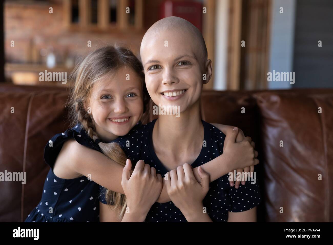 Kopf erschossen Porträt lächelnd haarlos Mutter und Tochter umarmt Stockfoto
