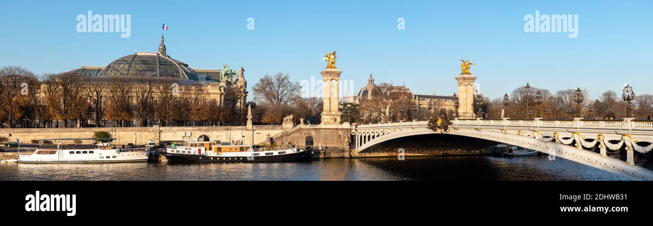 Panorama über Pont Alexandre III, Petit Palais und Grand Palais in Paris Stockfoto