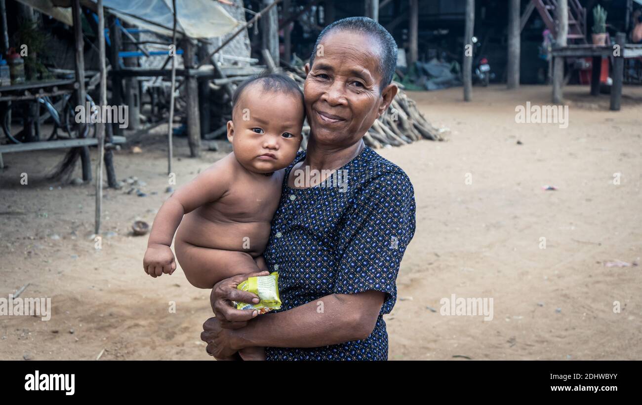 Tonle SAP See, Kambodscha - Dezember 2015: Kambodschanische Frau und ihr Enkel im schwimmenden Dorf Komprongpok am Tonle SAP See Stockfoto