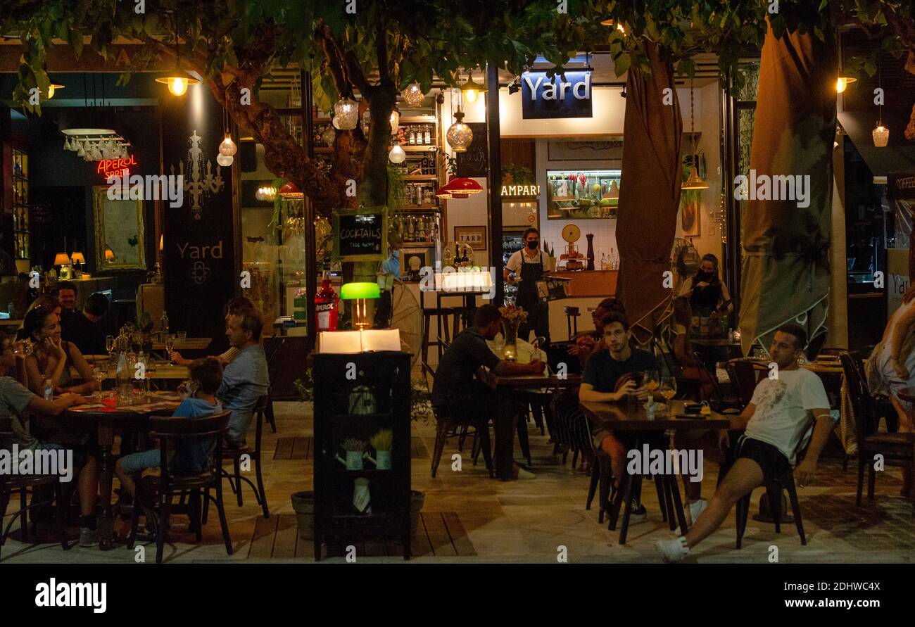 ATHENS, GREECE - 18 August 2020 - YARD ganztägig geöffnete Bar & Restaurant in Akropoli Athens Greece. Viele Restaurants und Bars hatten ein hartes Jahr mit COVID- Stockfoto