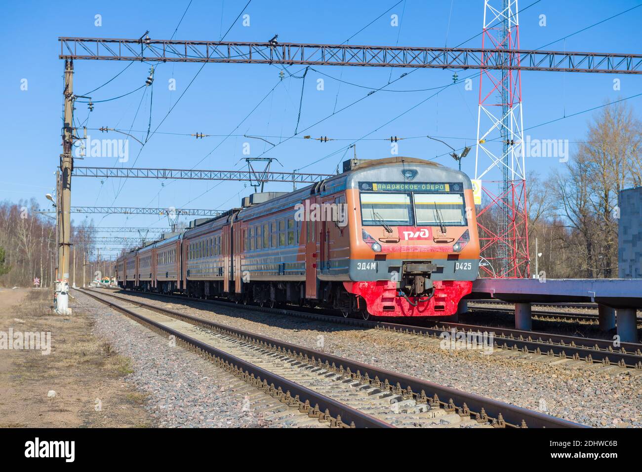 LADOZHSKOE OZERO, RUSSLAND - 14. APRIL 2019: Elektrozug ED4M auf dem Bahnsteig des Ladoga Lake Station an einem sonnigen Apriltag Stockfoto