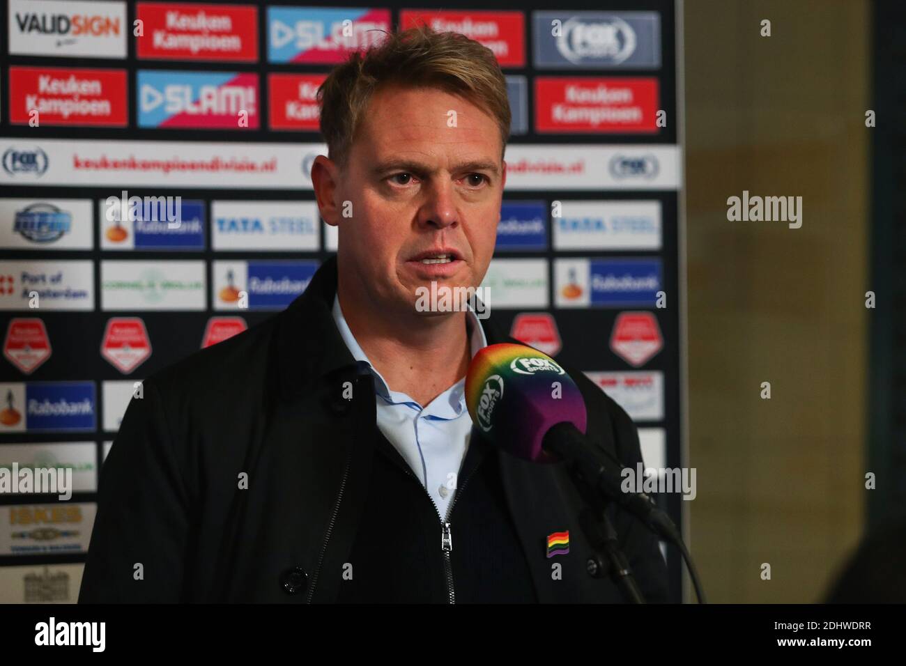 VELSEN, NIEDERLANDE - DEZEMBER 11: Cheftrainer Ole Tobiasen vom Almere City FC, mit dem FOX-Regenbogenmikrofon vor der niederländischen Keukenkampioendivision Stockfoto