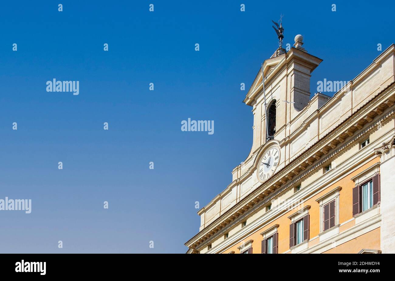Detail des Glockenturms des montecitorio Palastes in rom, Sitz der Abgeordnenkammer der italienischen republik. Politik und Demokratie. Barock Stockfoto