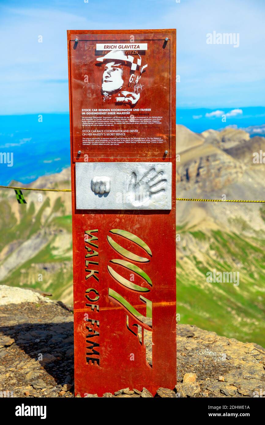 Piz Gloria, Schilthorn, Murren, Schweiz - 19. Aug 2020: Erich Glavitza Stuntman, 3D-Poster aus dem Film über den Geheimdienst Ihrer Majestät 1969 Stockfoto