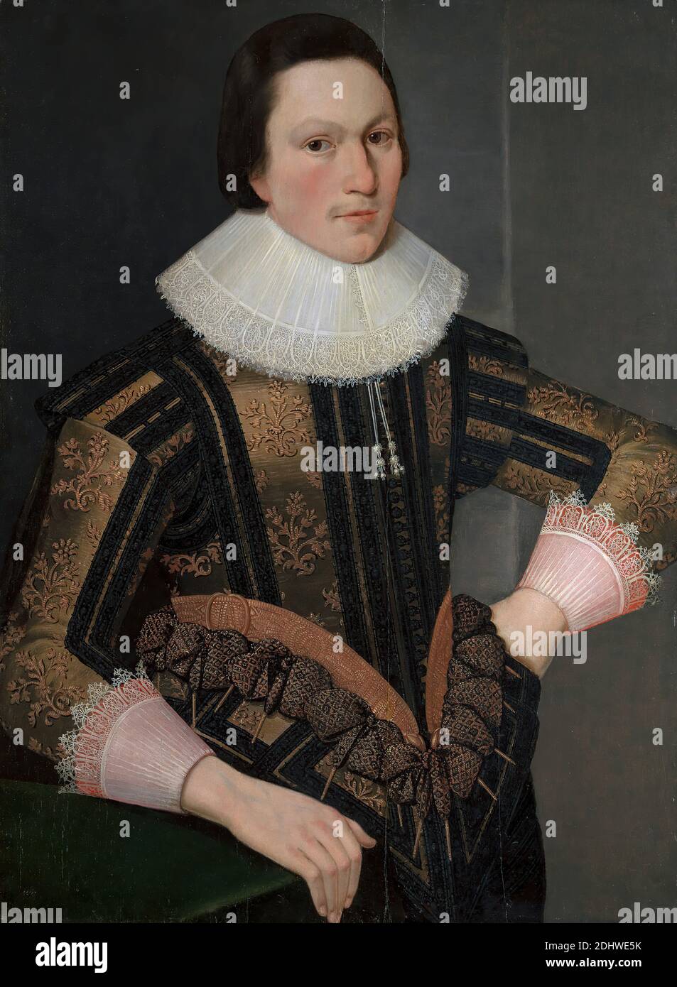 Ein unbekannter junger Mann, unbekannter Künstler, siebzehnten Jahrhundert, ca. 1622, Öl auf Platte, Stütze (PTG): 33 1/4 x 24 1/2 Zoll (84.5 x 62.2 cm), schwarz, Kostüm, Jacoby, Spitze, Mann, Porträt, rot, Tudor Stockfoto