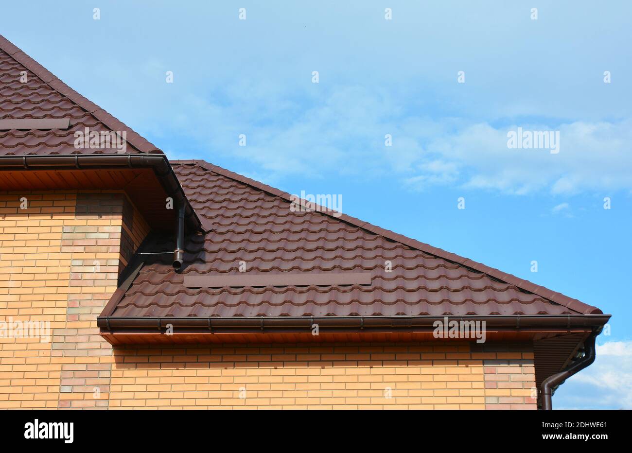 Dach mit New House Regenrinne Abdichtung. Dachrinnen-Fittings Regenrinnensystem und Dachschutz mit Snowboards, Schneeschutz. Stockfoto