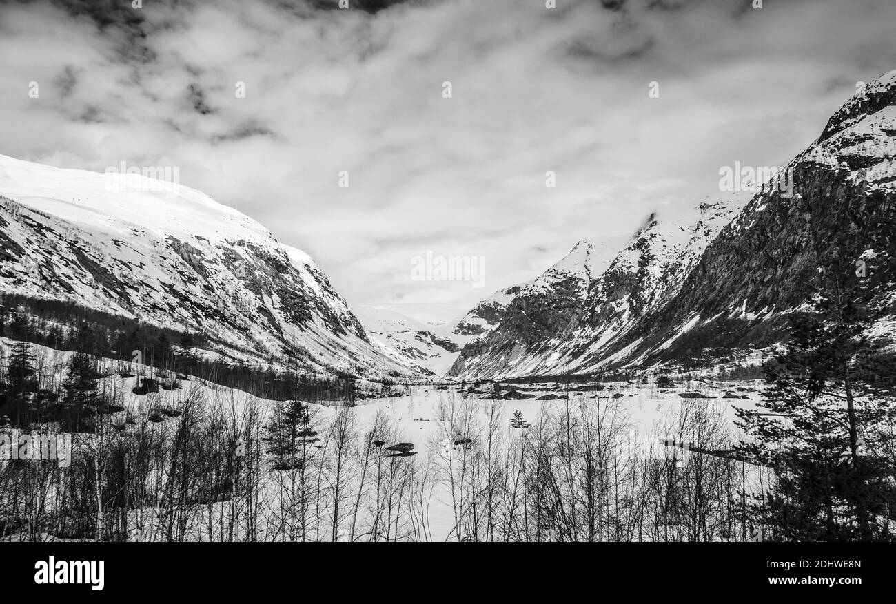 Schneegefülltes Tal, das zum Nigardsbreen Gletscher führt. Stockfoto