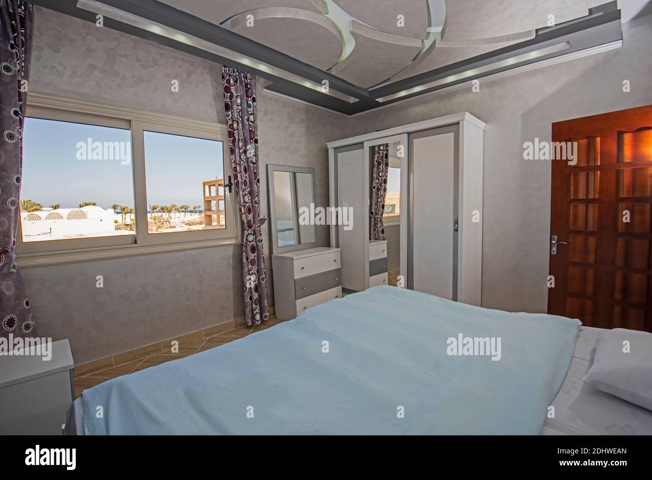 Interior Design Einrichtung Einrichtung von Luxus zeigen home Schlafzimmer mit Möbeln und Doppelbett Stockfoto