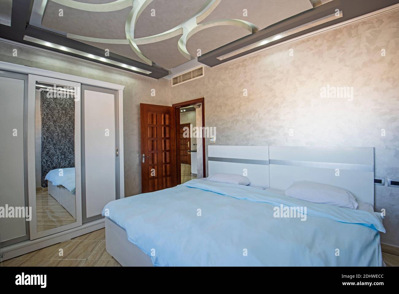 Interior Design Einrichtung Einrichtung von Luxus zeigen home Schlafzimmer mit Möbeln und Doppelbett Stockfoto