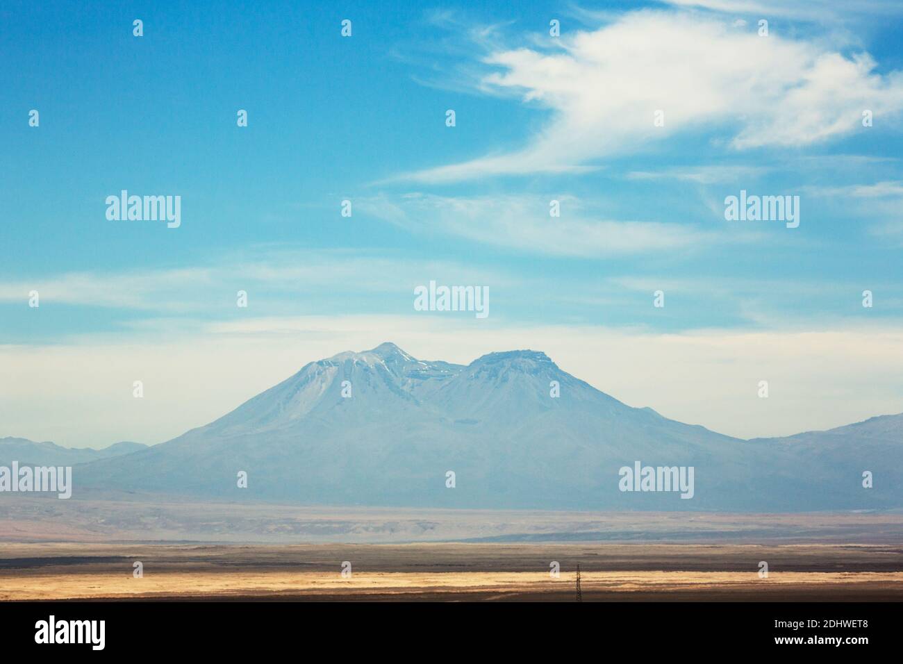 Vulkane erheben sich über den flachen Hochebenen der Atacama-Wüste, Chile Stockfoto