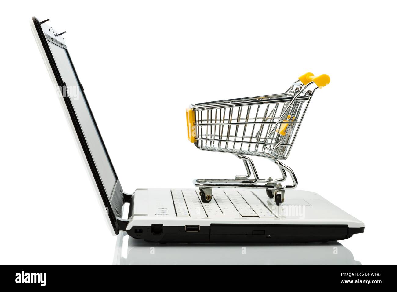 Einkaufswagen steht auf der Tastatur eines Laptops, Symbolfoto f¸r Online Shopping und Konsumverhalten Stockfoto