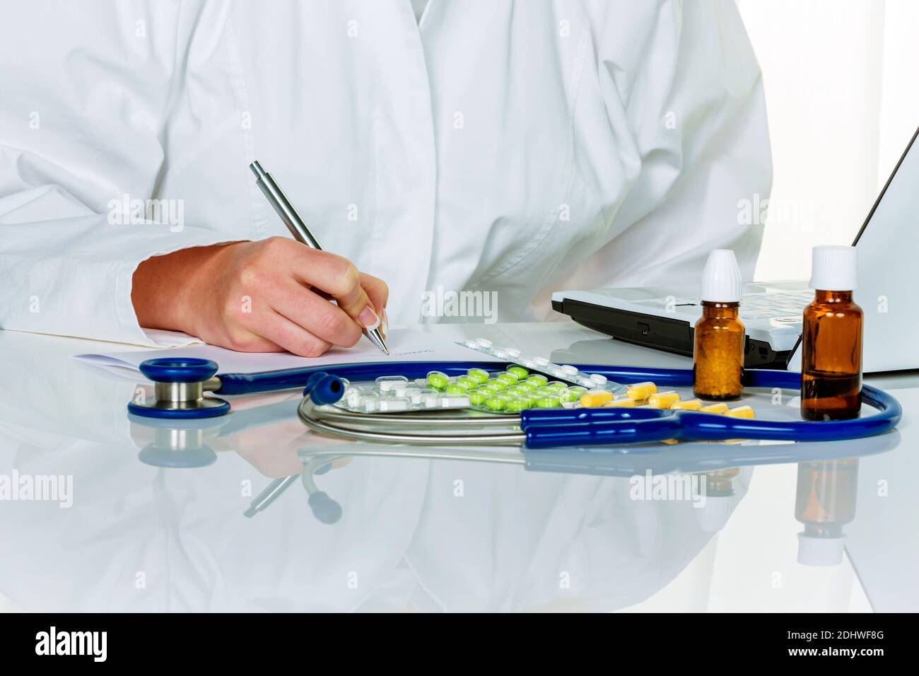 Eine junge Ärztin schreibt Medicamente. Receptted Tabletts are from Arzt verordnet. Stockfoto