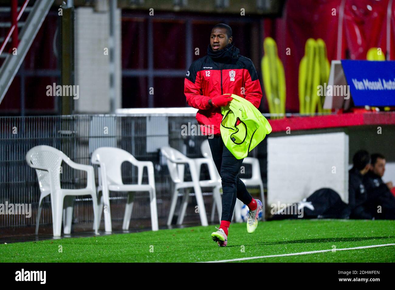 OSS, NIEDERLANDE - DEZEMBER 11: L-R: Kyvon Leidsman von TOP Oss vor dem niederländischen Keukenkampioendivision-Match zwischen TOP Oss und PSV U23 bei Frans Hees Stockfoto