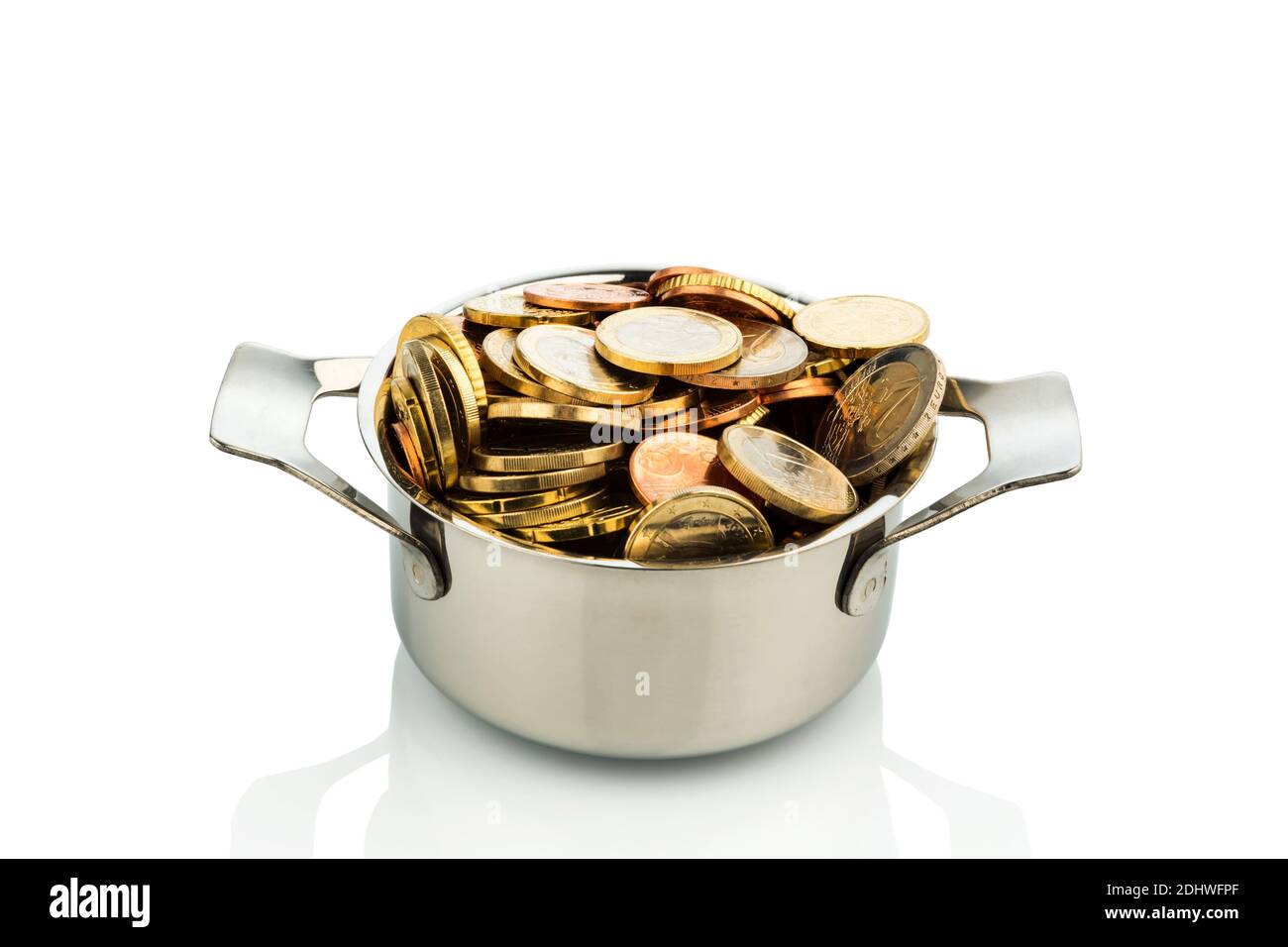 Ein Kochtopf ist mit Euromünzen gefüllt, Symbolfoto für Frdergelder und Subventionen Stockfoto
