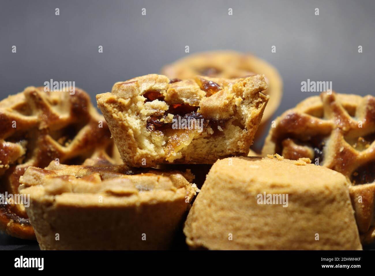 Kleine Snack-Torten mit Kirschfüllung Stockfoto