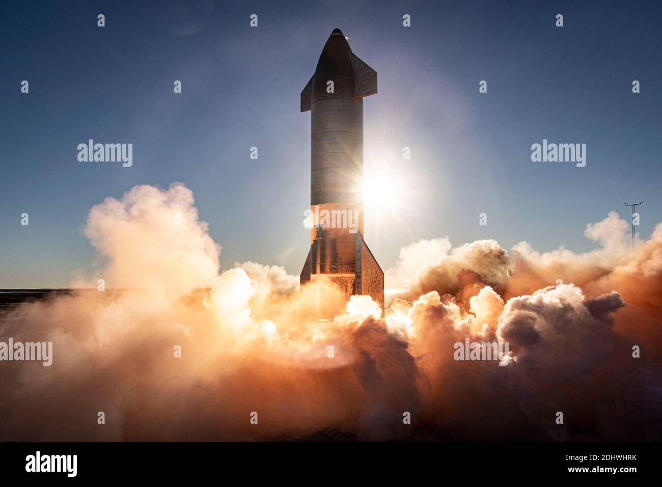 TEXAS, USA - 09. Dezember 2020 - die SpaceX Starship Seriennummer 8 (SN8) hob von unserem Cameron County Startrad ab und bestieg erfolgreich, tra Stockfoto