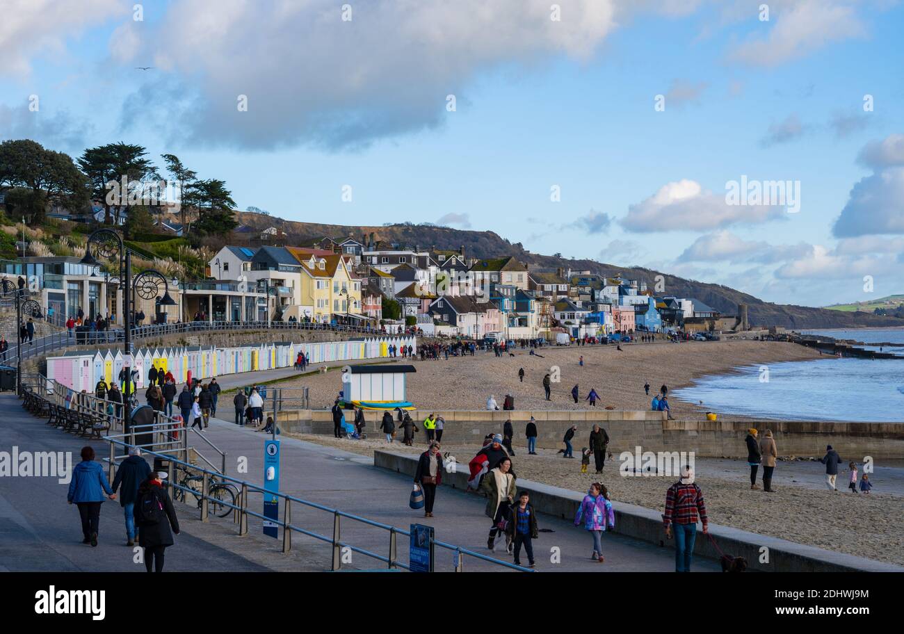 Lyme Regis, Dorset, Großbritannien. Dezember 2020. UK Wetter: Helle sonnige Zauber an der Küste Ferienort Lyme Regis. Einheimische und Besucher genießen einen hellen und kühlen Tag am Meer vor Regenschauern, die später am Tag prognostiziert werden.Quelle: Celia McMahon/Alamy Live News. Stockfoto