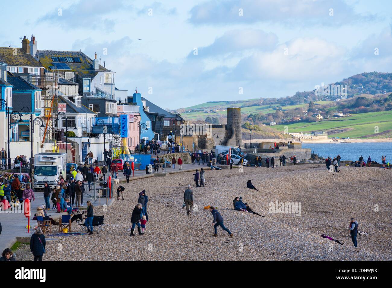 Lyme Regis, Dorset, Großbritannien. Dezember 2020. UK Wetter: Helle sonnige Zauber an der Küste Ferienort Lyme Regis. Einheimische und Besucher genießen einen hellen und kühlen Tag am Meer vor Regenschauern, die später am Tag prognostiziert werden.Quelle: Celia McMahon/Alamy Live News. Stockfoto