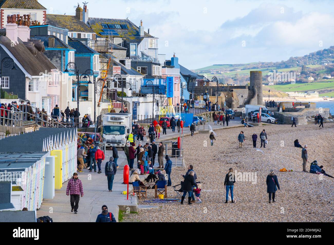 Lyme Regis, Dorset, Großbritannien. Dezember 2020. UK Wetter: Helle sonnige Zauber an der Küste Ferienort Lyme Regis. Einheimische und Besucher genießen einen hellen und kühlen Tag am Meer vor Regenschauern, die später am Tag prognostiziert werden.Quelle: Celia McMahon/Alamy Live News. Stockfoto