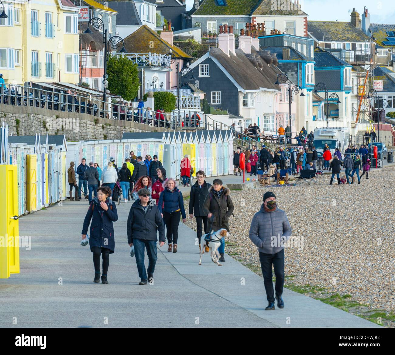 Lyme Regis, Dorset, Großbritannien. Dezember 2020. UK Wetter: Helle sonnige Zauber an der Küste Ferienort Lyme Regis. Einheimische und Besucher genießen einen hellen und kühlen Tag am Meer vor Regenschauern, die später am Tag prognostiziert werden.Quelle: Celia McMahon/Alamy Live News. Stockfoto