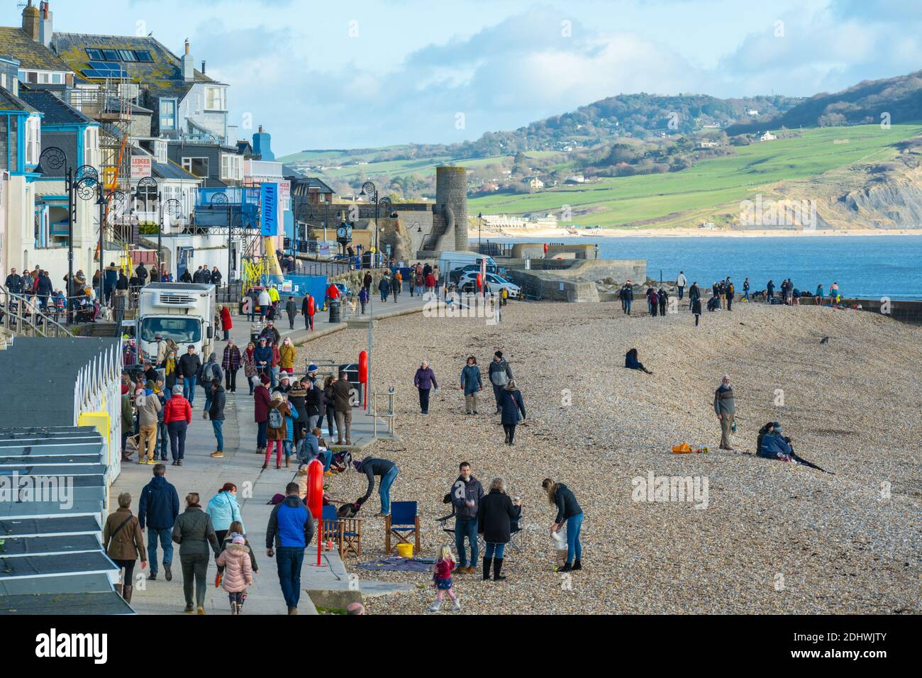 Lyme Regis, Dorset, Großbritannien. Dezember 2020. UK Wetter: Helle sonnige Zauber an der Küste Ferienort Lyme Regis. Einheimische und Besucher genießen einen hellen und kühlen Tag am Meer vor Regenschauern, die später am Tag prognostiziert werden.Quelle: Celia McMahon/Alamy Live News. Stockfoto