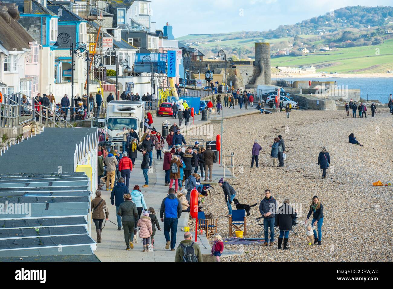 Lyme Regis, Dorset, Großbritannien. Dezember 2020. UK Wetter: Helle sonnige Zauber an der Küste Ferienort Lyme Regis. Einheimische und Besucher genießen einen hellen und kühlen Tag am Meer vor Regenschauern, die später am Tag prognostiziert werden.Quelle: Celia McMahon/Alamy Live News. Stockfoto