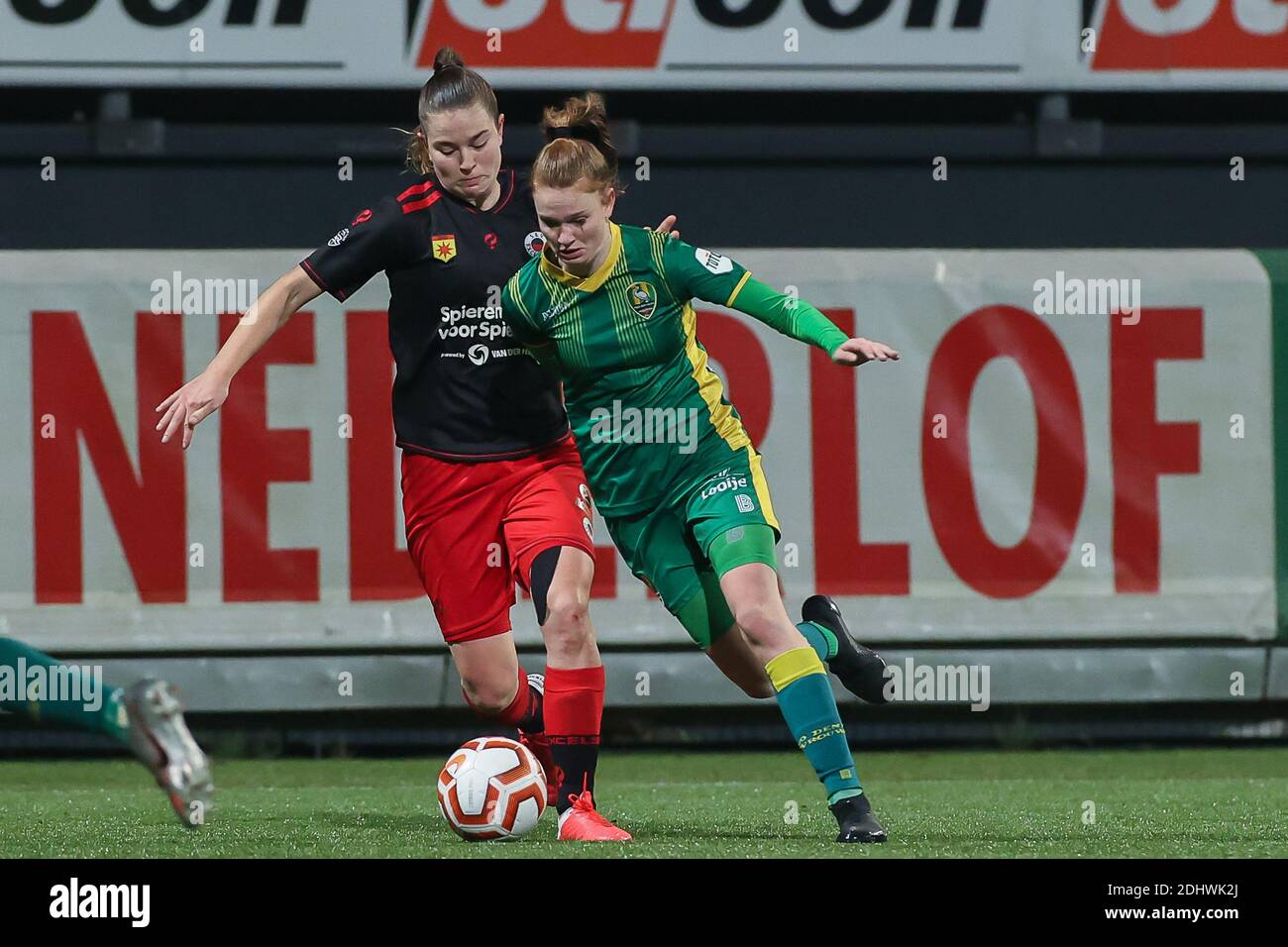 ROTTERDAM, NIEDERLANDE - DEZEMBER 11: Nadine de Breijof Excelsior, Liz Rijsbergen von ADO Den Haag während des Dutch Women Eredivisie-Spiels zwischen Exce Stockfoto