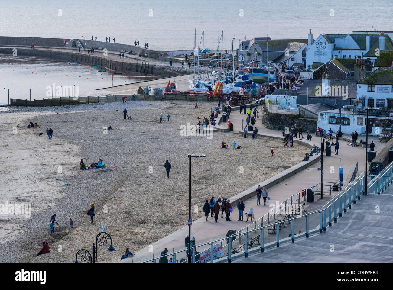 Lyme Regis, Dorset, Großbritannien. Dezember 2020. UK Wetter: Helle sonnige Zauber an der Küste Ferienort Lyme Regis. Einheimische und Besucher genießen einen hellen und kühlen Tag am Meer vor Regenschauern, die später am Tag prognostiziert werden.Quelle: Celia McMahon/Alamy Live News. Stockfoto