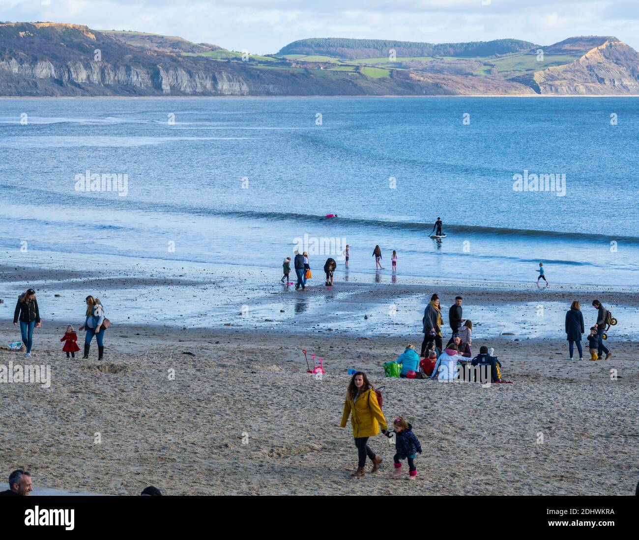 Lyme Regis, Dorset, Großbritannien. Dezember 2020. UK Wetter: Helle sonnige Zauber an der Küste Ferienort Lyme Regis. Einheimische und Besucher genießen einen hellen und kühlen Tag am Meer vor Regenschauern, die später am Tag prognostiziert werden.Quelle: Celia McMahon/Alamy Live News. Stockfoto