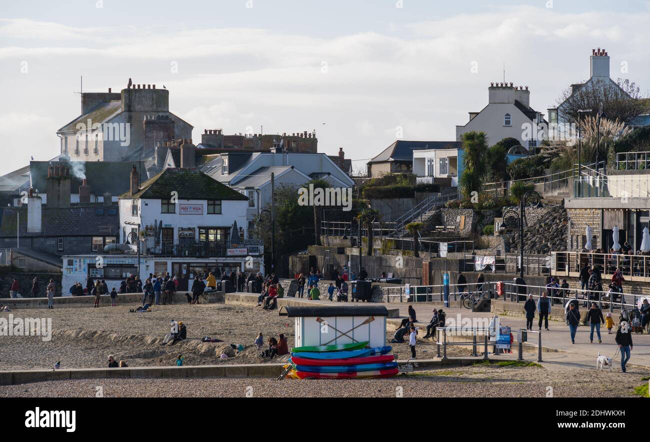 Lyme Regis, Dorset, Großbritannien. Dezember 2020. UK Wetter: Helle sonnige Zauber an der Küste Ferienort Lyme Regis. Einheimische und Besucher genießen einen hellen und kühlen Tag am Meer vor Regenschauern, die später am Tag prognostiziert werden.Quelle: Celia McMahon/Alamy Live News. Stockfoto