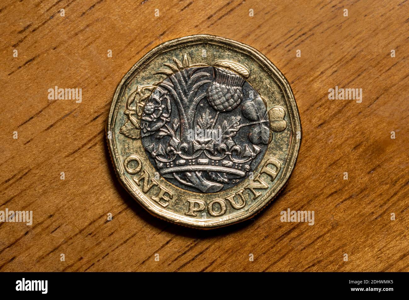 Neue britische 1-Pfund-Münze von England in Großbritannien eingeführt 2017 welche die Embleme jedes einzelnen Volkes zeigen Die Münzprägung auf einem Holzhintergrund Stockfoto Stockfoto