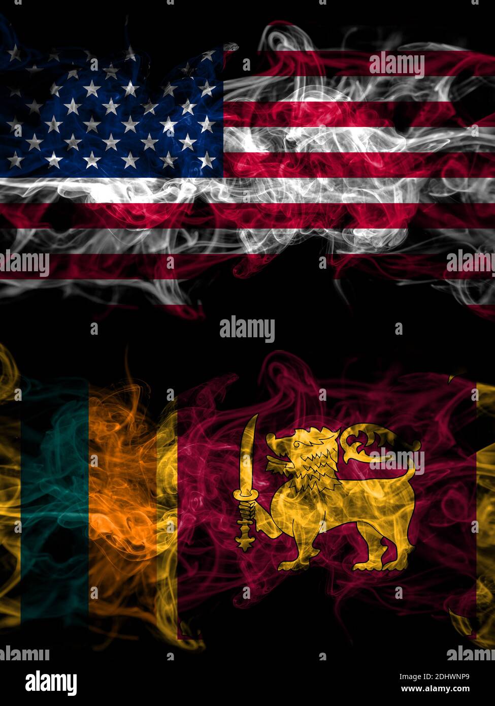 Vereinigte Staaten von Amerika, Amerika, USA, USA, American vs Sri Lanka rauchige mystische Flaggen nebeneinander platziert. Dick farbige seidig abstrakte Rauchfahnen Stockfoto