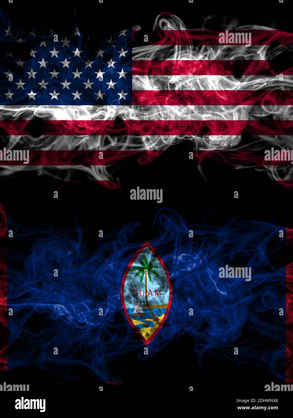 Vereinigte Staaten von Amerika, Amerika, USA, USA, amerikanische rauchige mystische Flaggen nebeneinander platziert. Dick farbige seidig abstrakte Rauchfahnen. Stockfoto