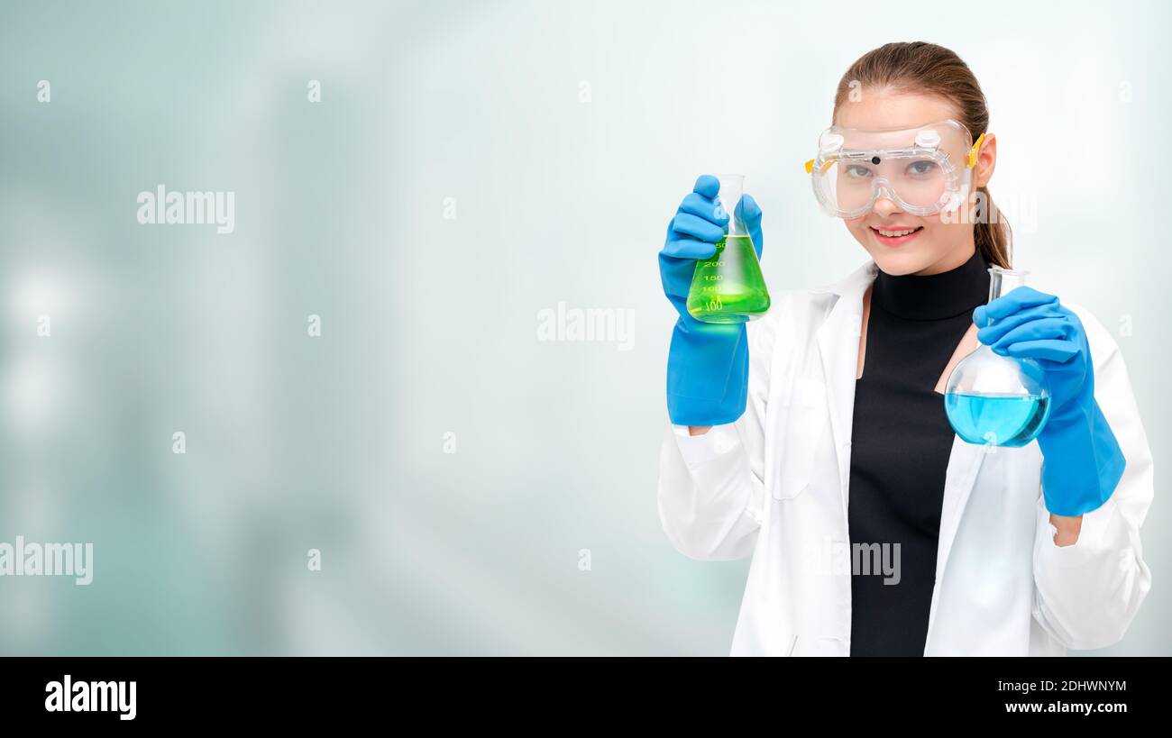 Porträt der jungen glücklich Wissenschaftler oder Chemiker holding Reagenzglas im Labor. Chemischen und medizintechnischen Forschung und Entwicklung Konzept. Stockfoto