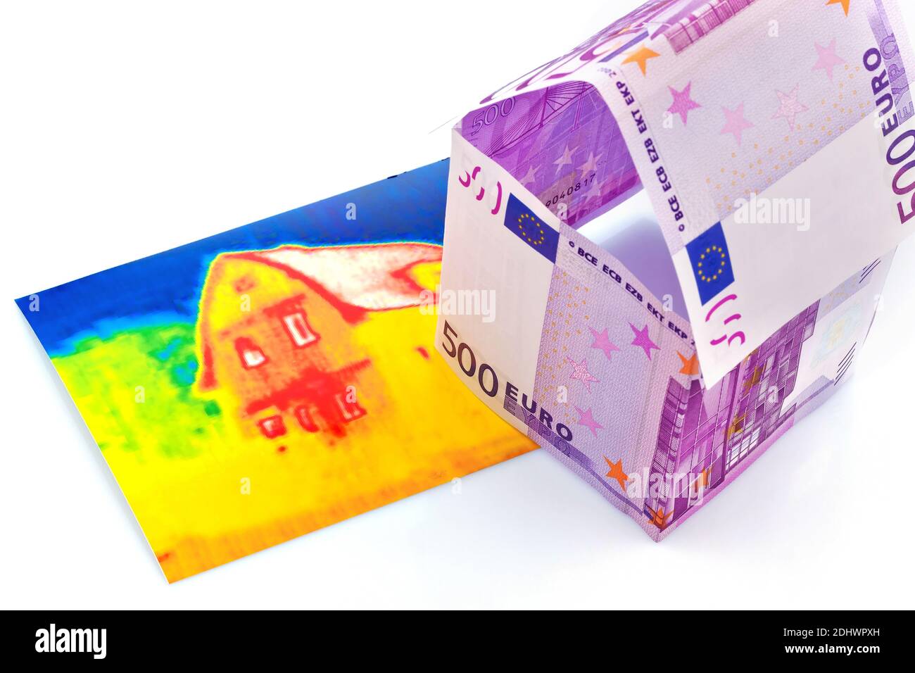 Ein Haus baut aus Eurogeld scheinen und einem Infrarotbild. Bausparen, Hausbau und Hauskauf, Wärmebild, Stockfoto