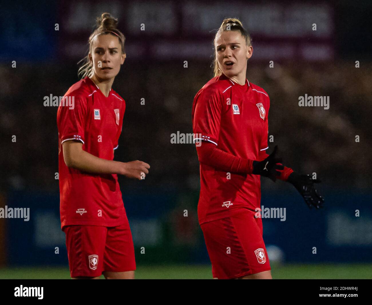 ZWOLLE, NIEDERLANDE - DEZEMBER 11: l-r: Lysanne van der Wal des FC Twente Kika van Es des FC Twente während des niederländischen Frauen Eredivisie-Spiels zwischen PEC Stockfoto